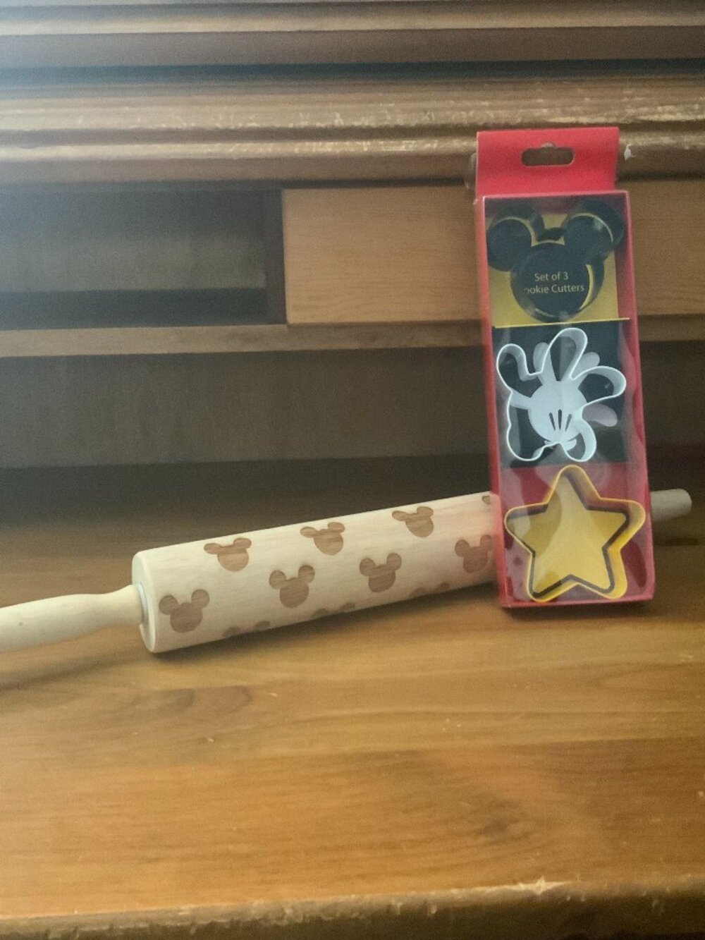 MICKEY MOUSE WOODEN ROLLING PIN & COOKIE CUTTERS - NEVER BEEN USED